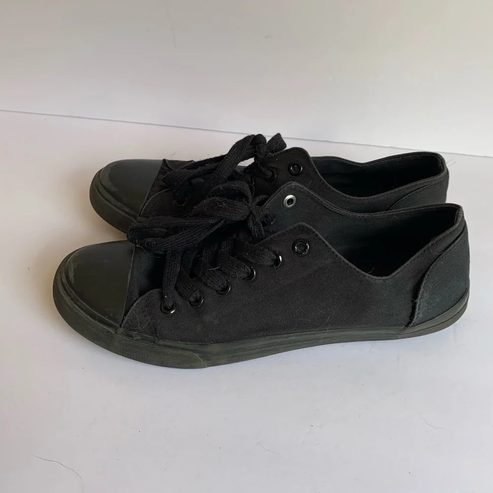 Mossimo black sneakers size 9